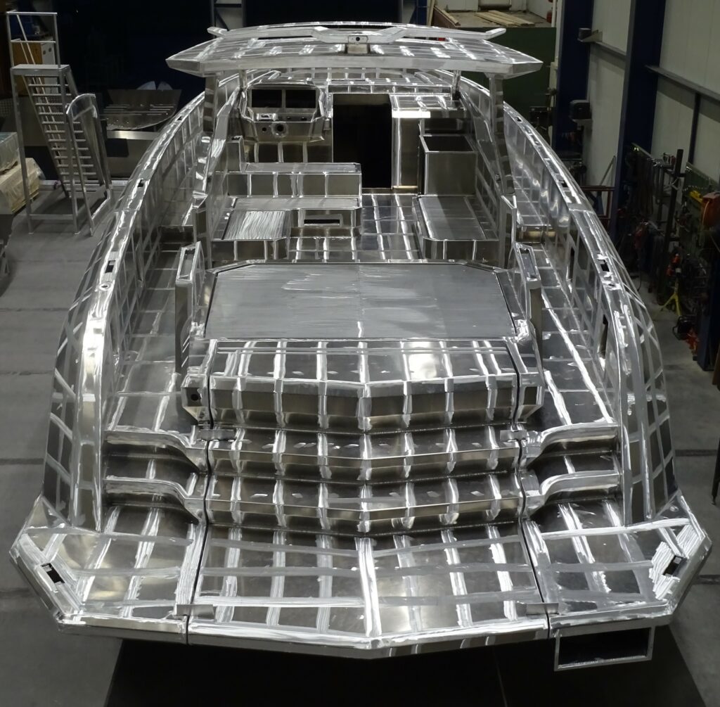aluminium-back-side-yacht